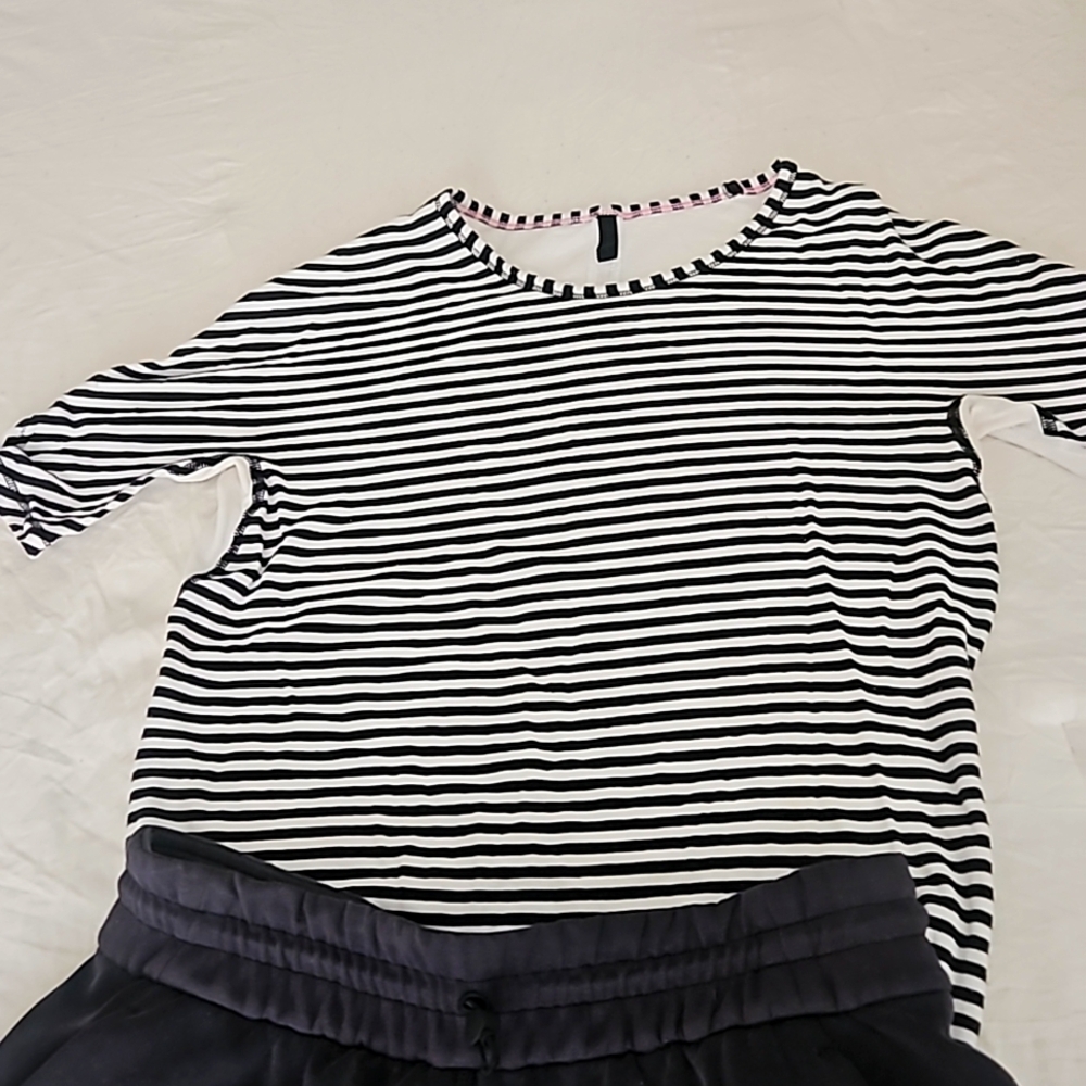 Lululemon  black and white shirt size 4